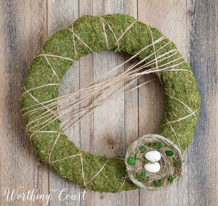 Natural moss wreath with nest and eggs, perfect for spring or Easter decorations. Handcrafted spring home decor, eco-friendly and rustic, ideal for welcoming your guests.