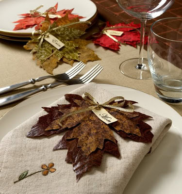 Decorative autumn leaf place setting with personalized name tags for fall-inspired table décor, perfect for Thanksgiving or seasonal gatherings.