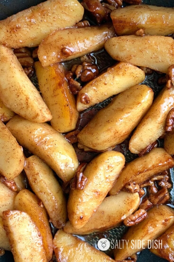 Sweet baked apples with cinnamon and pecans, caramelized for a delicious and cozy dessert or snack. Perfect for fall gatherings and family dinners.