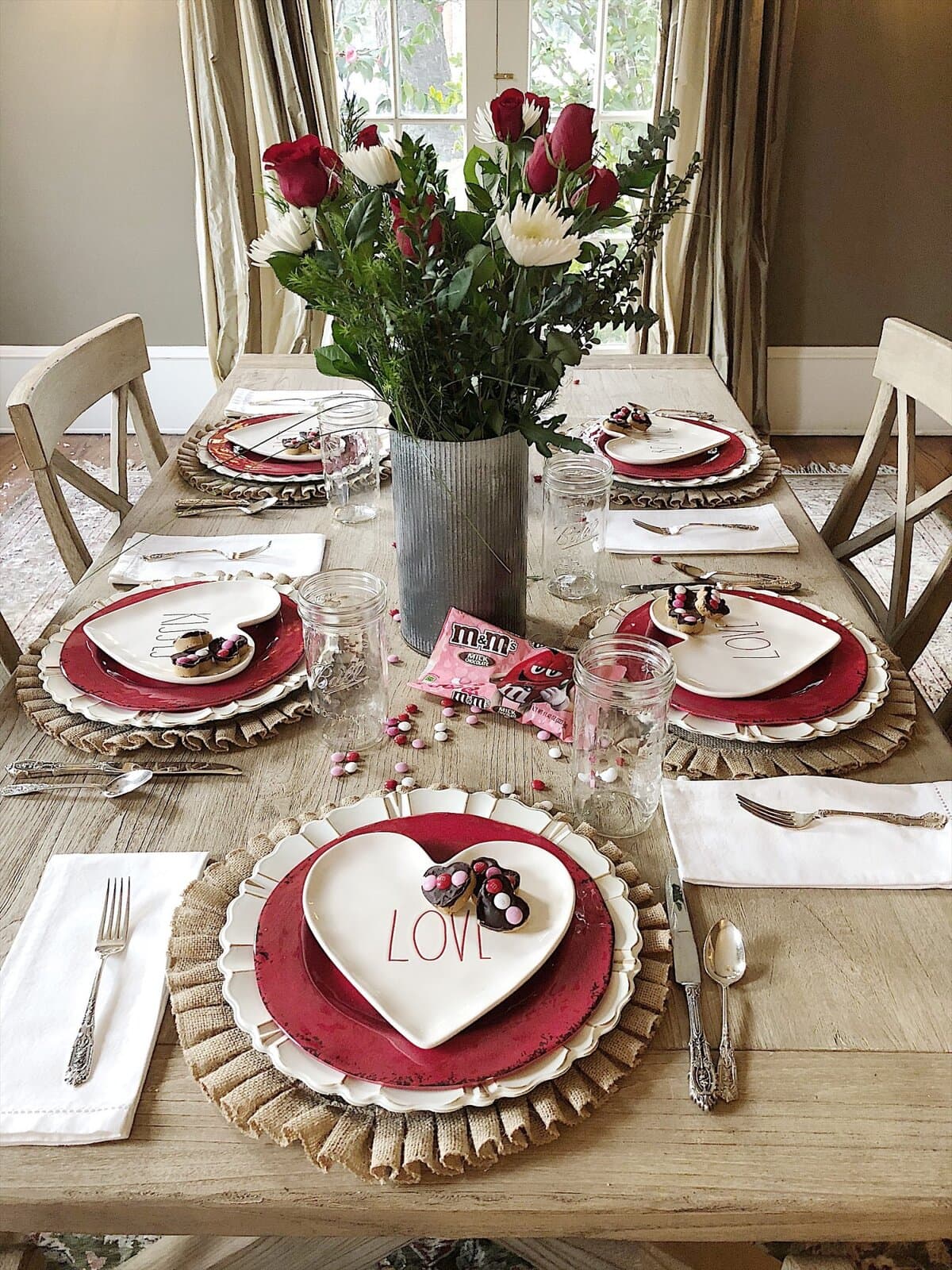 35+ Breathtaking Valentine’s Day Table Decorations