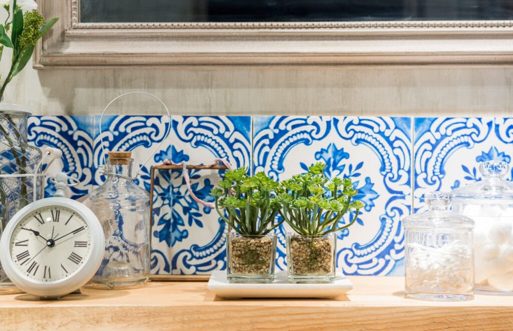 Gorgeous bathroom shelf decorating ideas, stylish bathroom organization, bathroom shelving decor, bathroom storage tips, modern bathroom shelf ideas.