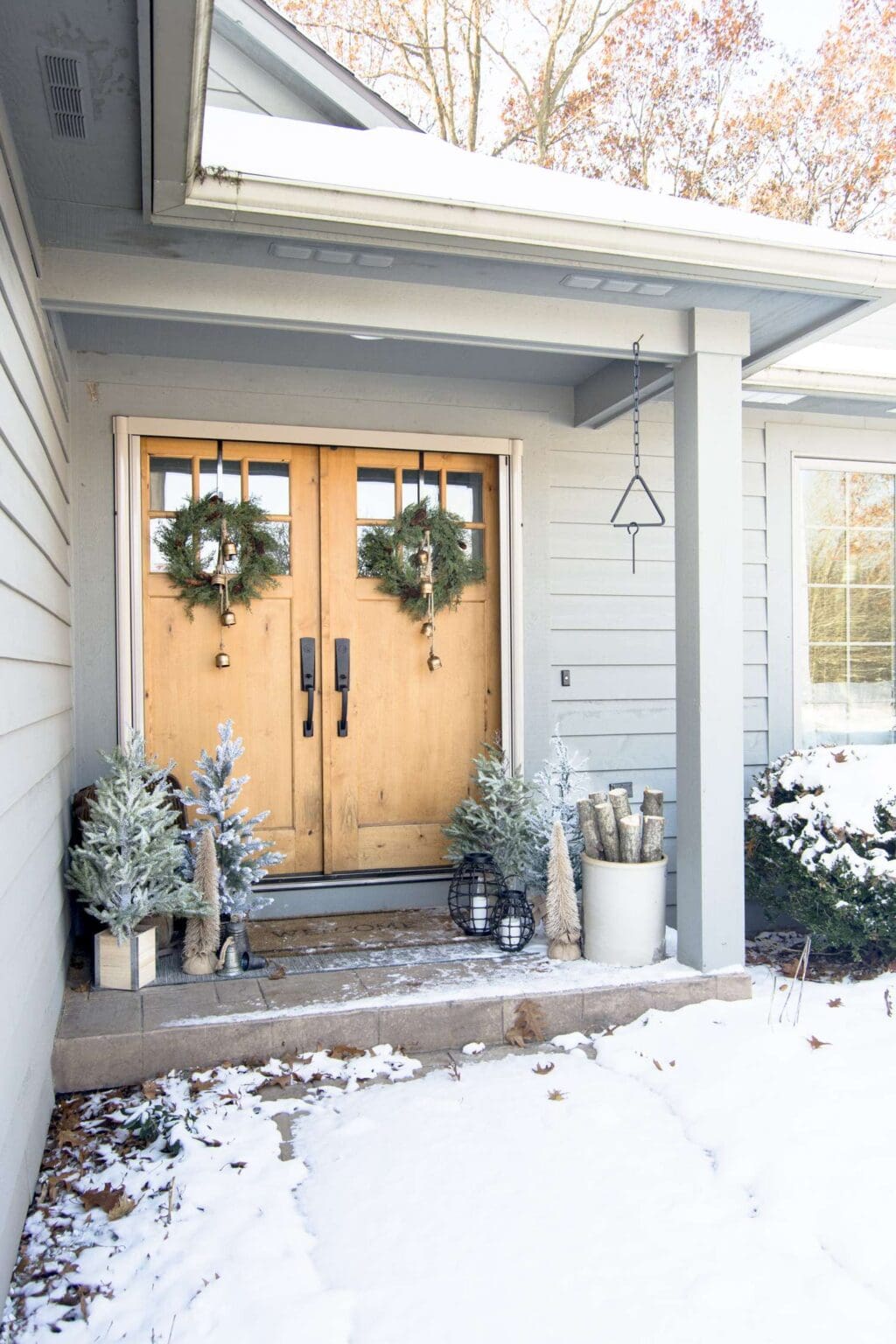 25 Best Cozy & Classy Winter Porch Decorating Ideas