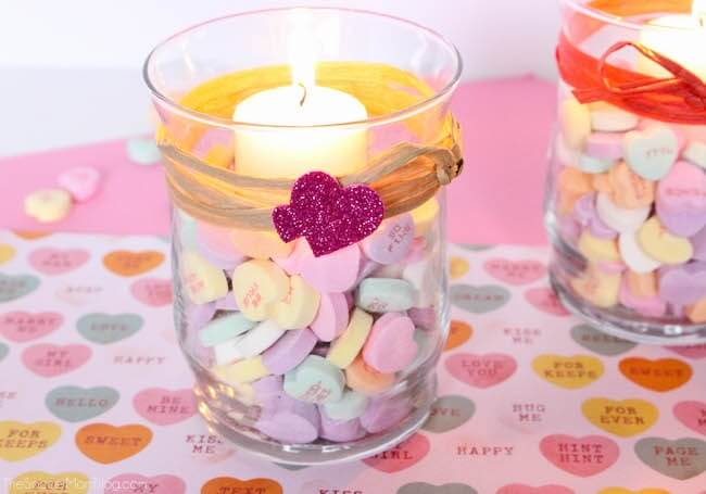 Colorful Jelly Bean Candle in Glass Jar with Heart-Shaped Glitter Top, Perfect for Romantic Gifts and Home Decor.