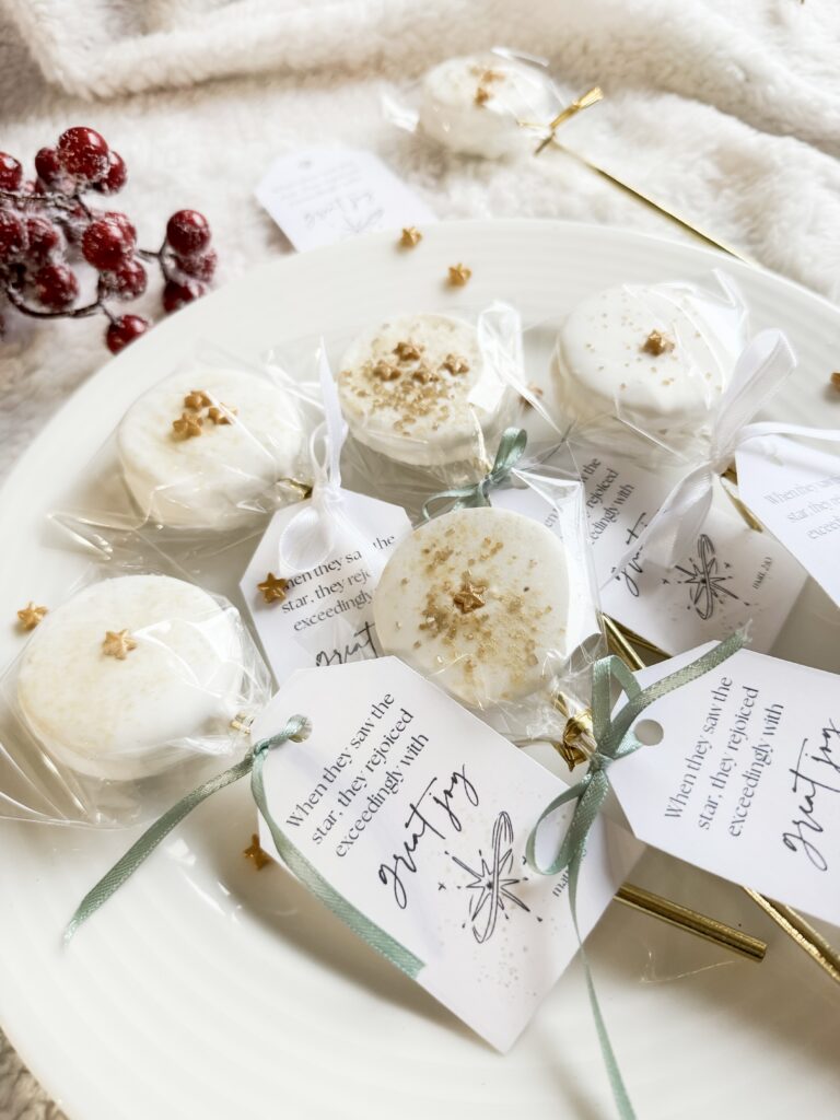 Delicate white wedding favors with personalized tags, tied with pastel ribbons, perfect for bridal showers or Christmas parties.