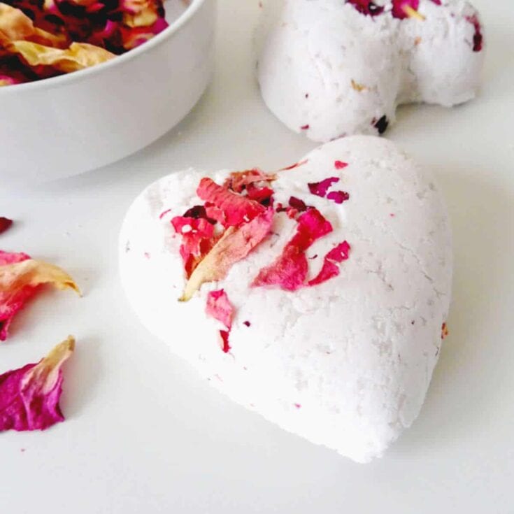 Delicious heart-shaped meringue cookies topped with rose petals, perfect for romantic desserts or special occasions.
