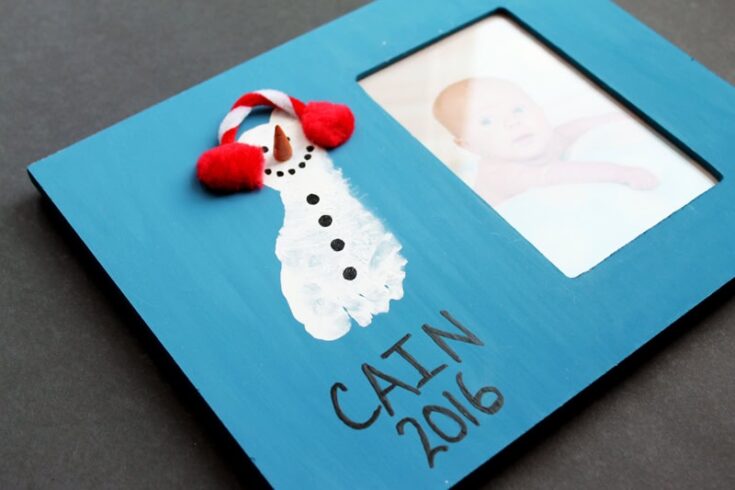 Blue photo frame with a snowman illustration, red hat, and a space for a baby photo, personalized with the name 'Caitlin' and the year 2016, for baby memories.